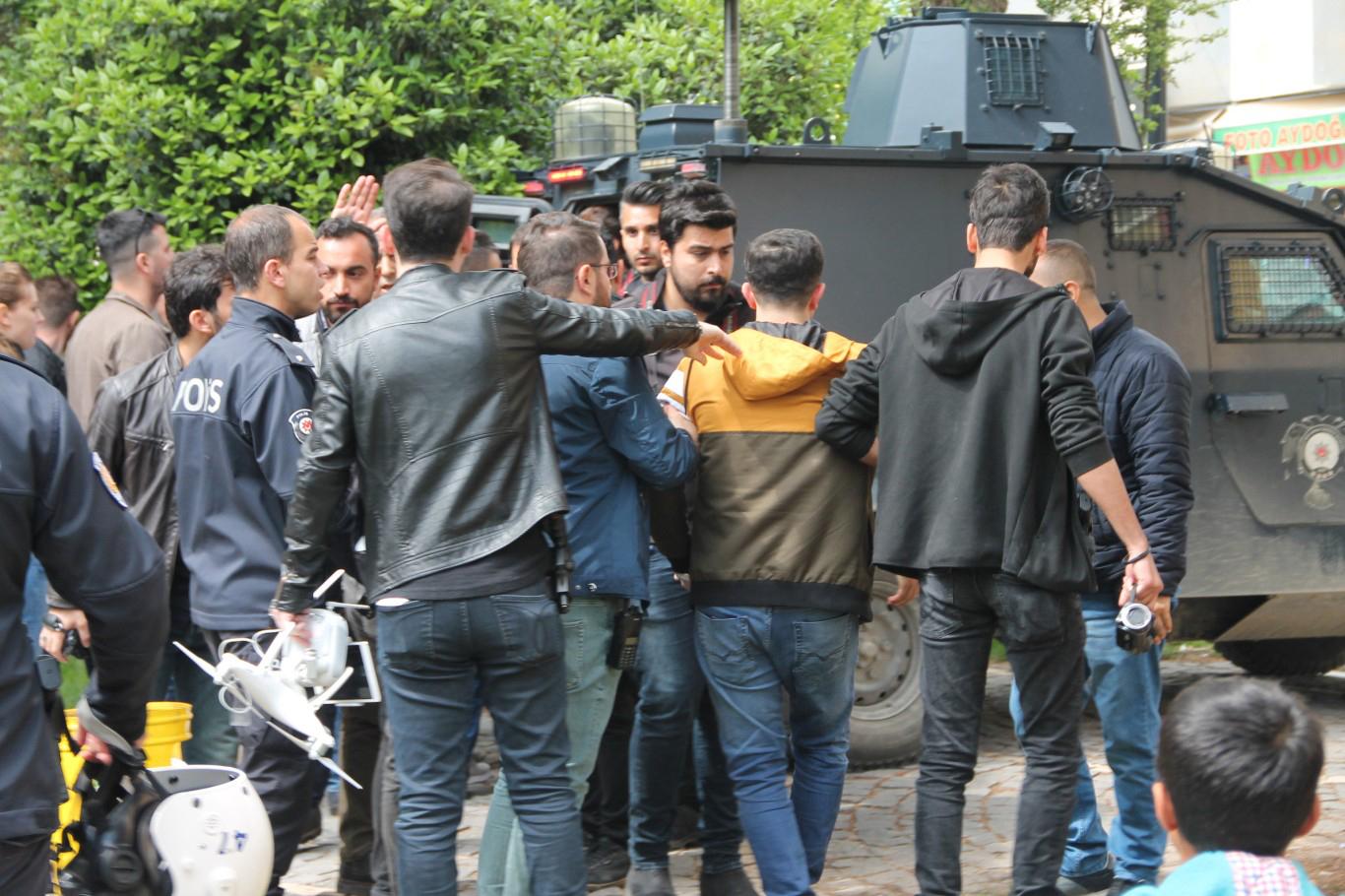 Basın açıklamasını okuyan kadın isim vermeyince gözaltına alındı Basın açıklamasını okuyan kadın isim vermeyince gözaltına alındı